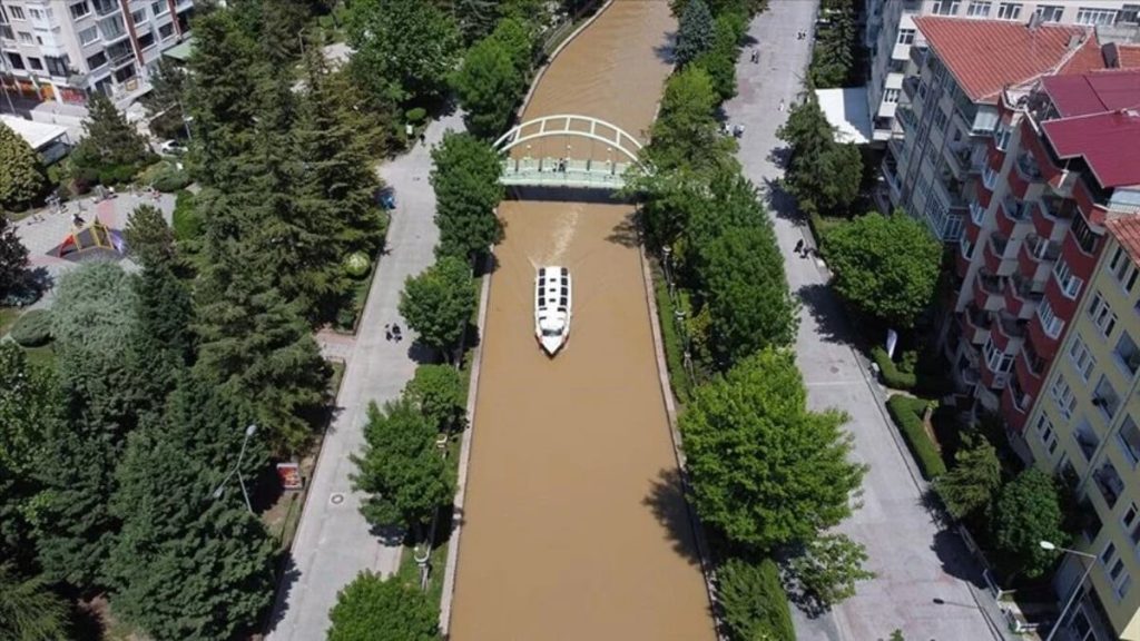 Görenler şaşırdı! Eskişehir’de Porsuk Çayı’nın rengi değişti