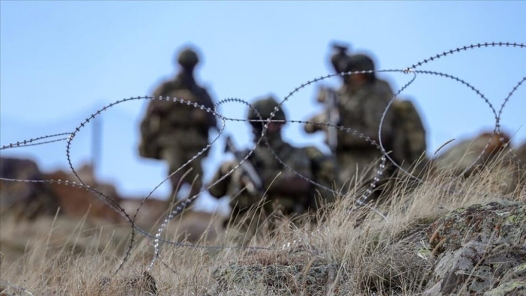 Hakkari’de bir PKK’lı terörist güvenlik güçlerine teslim oldu