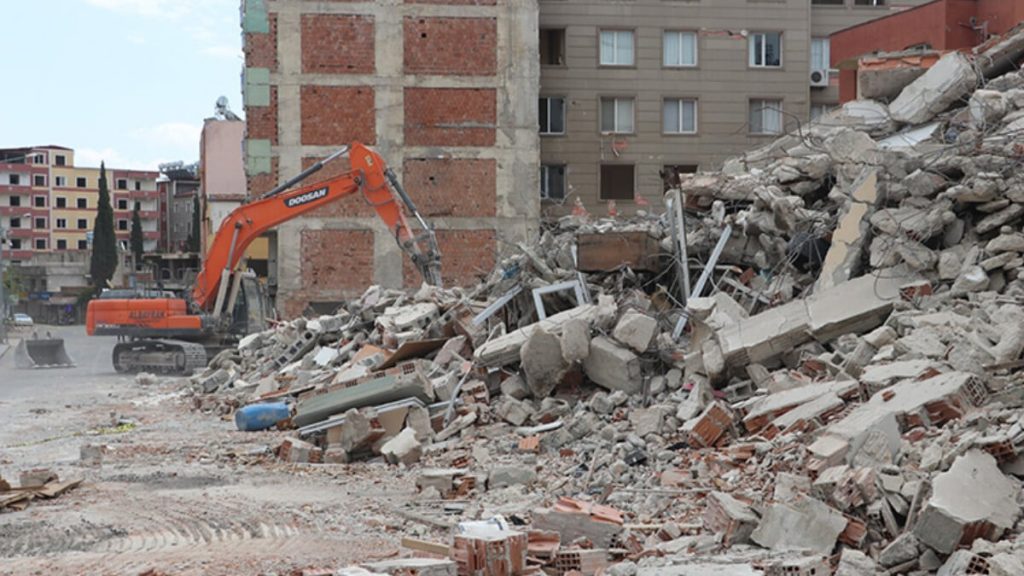 Hatay’da ağır hasarlı 4 katlı bina kendiliğinden çöktü