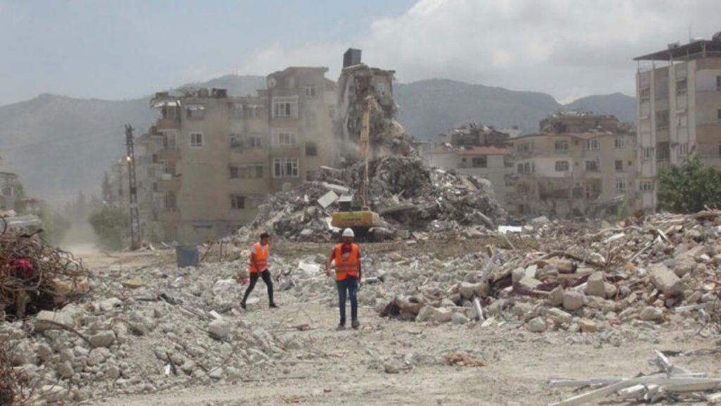 Hatay’da ekipler iş başında! Hasarlı binaların yıkımı sürüyor
