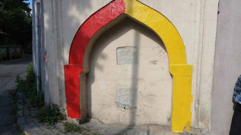 İstanbul Fatih’te tarihi çeşmeyi sarı kırmızıya boyadılar