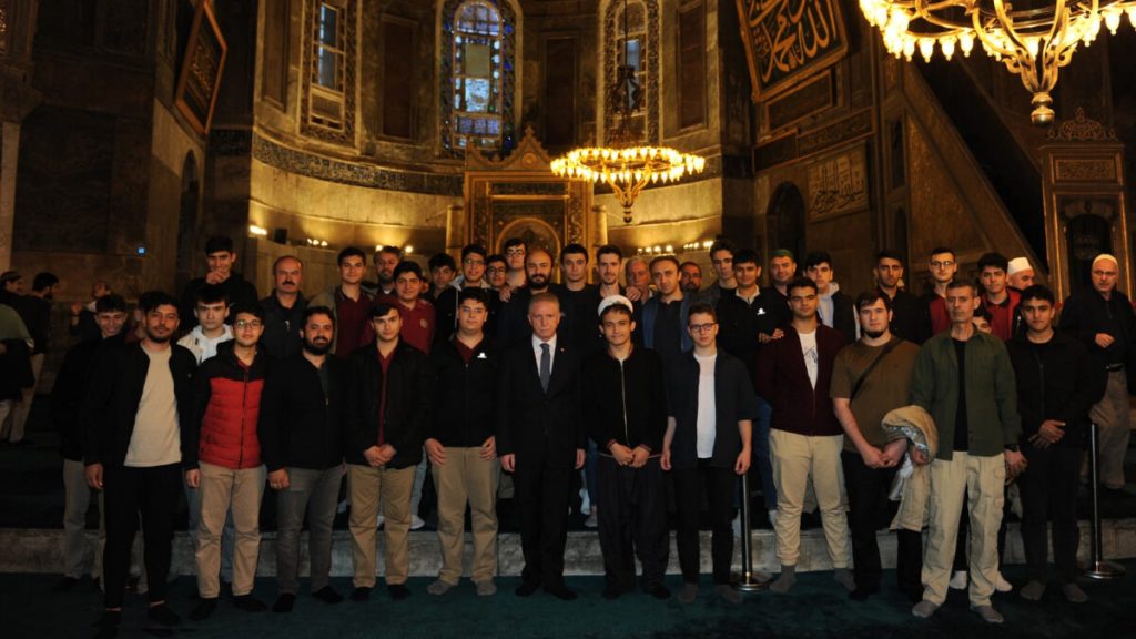 İstanbul Valisi Davut Gül, gençlerle Ayasofya’daki sabah namazında buluştu