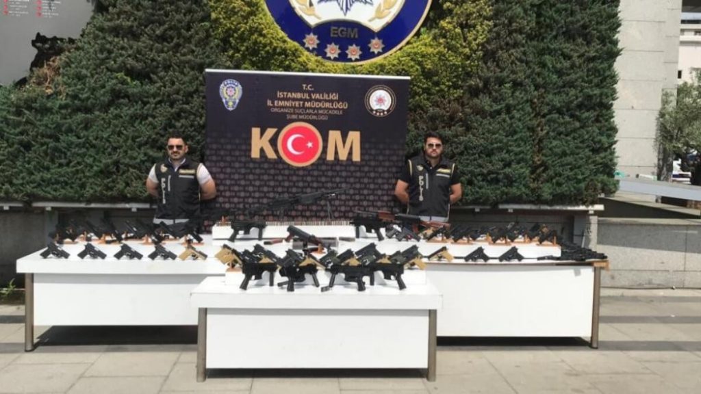 İstanbul’da çetelere silah satan şebeke çökertildi