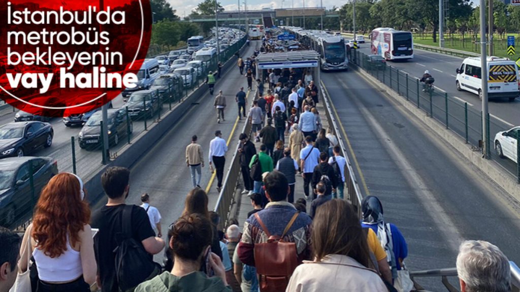 İstanbullunun çilesi: Altunizade durağında arızalanan metrobüs vatandaşları mağdur etti