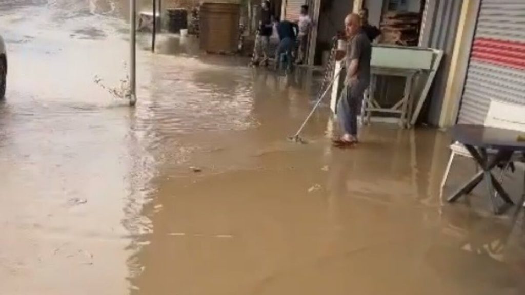 İzmir sokakları göle döndü