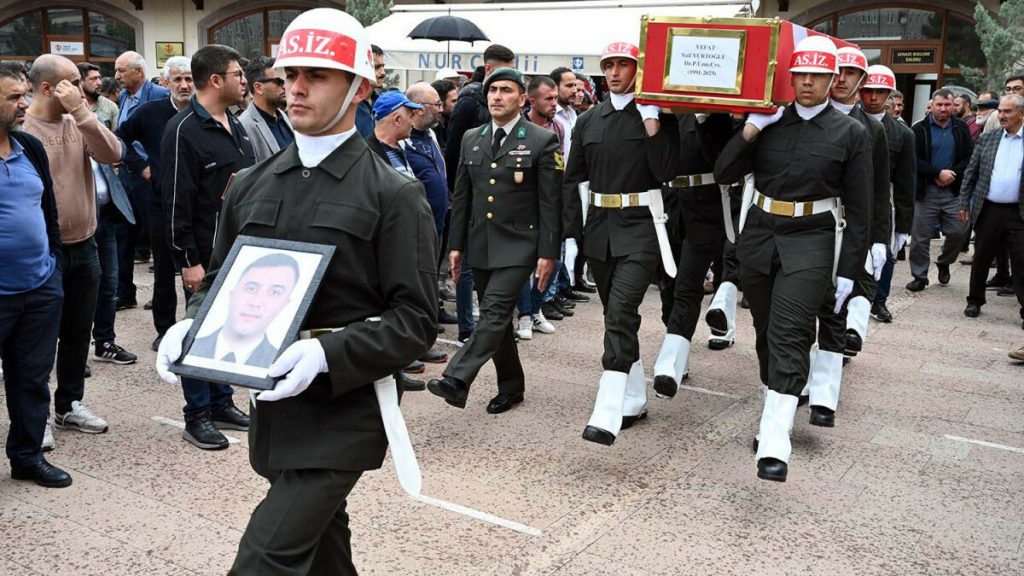 İzmir’de kalp krizi geçiren uzman çavuş son yolculuğuna uğurlandı