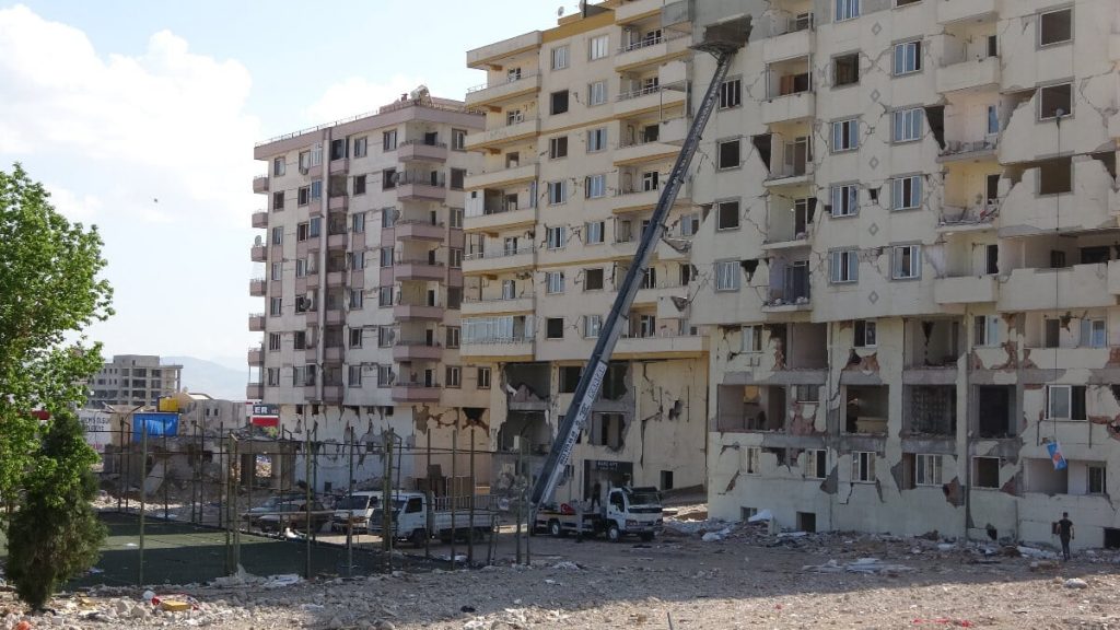 Kahramanmaraş’ta Ebrar Sitesi’nde canlarını hiçe sayarak eşya taşınımı