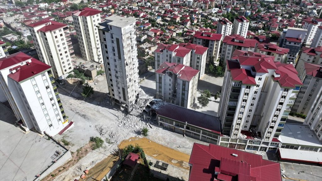 Kahramanmaraş’ta hasarlı binaların yıkımı sürüyor