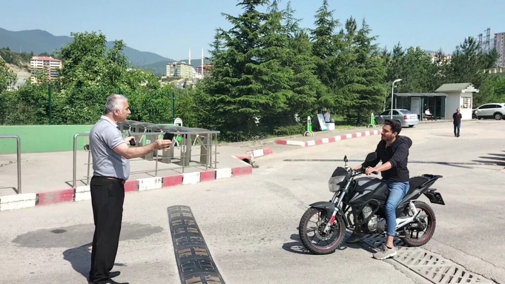 Karabük’te sınava geç kaldı! Güvenlik görevlesine beddua etti