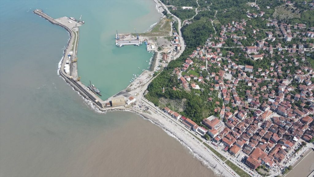 Kastamonu’da çamurlu sel suyu denizin rengini değiştirdi