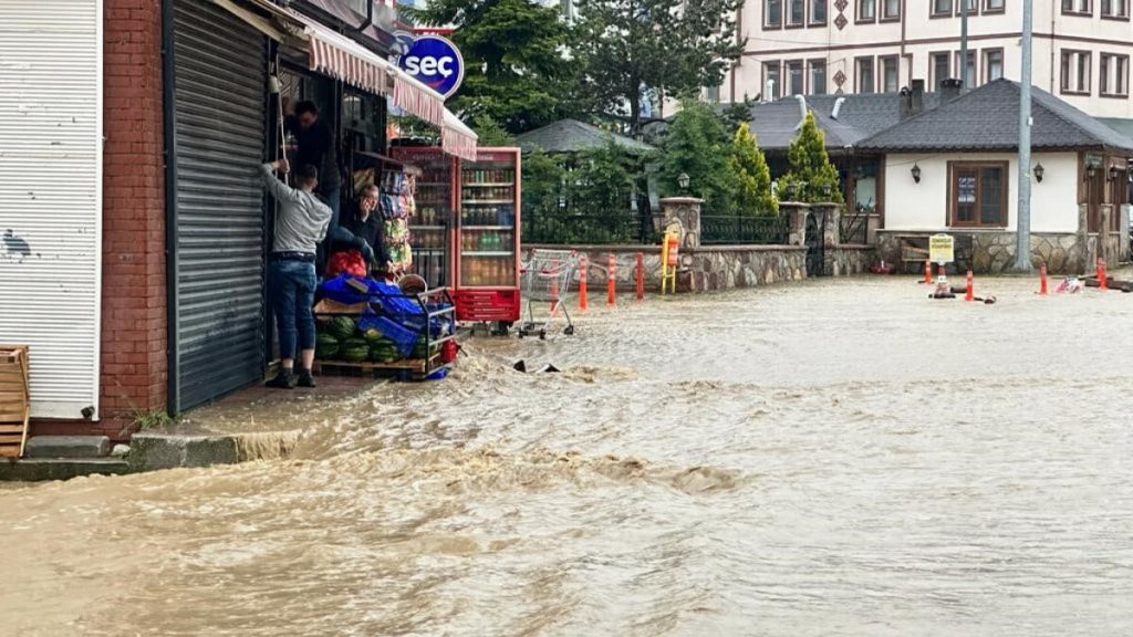 Kastamonu’da sel: Araçlar suda sürüklendi, ev ve işyerlerini su bastı