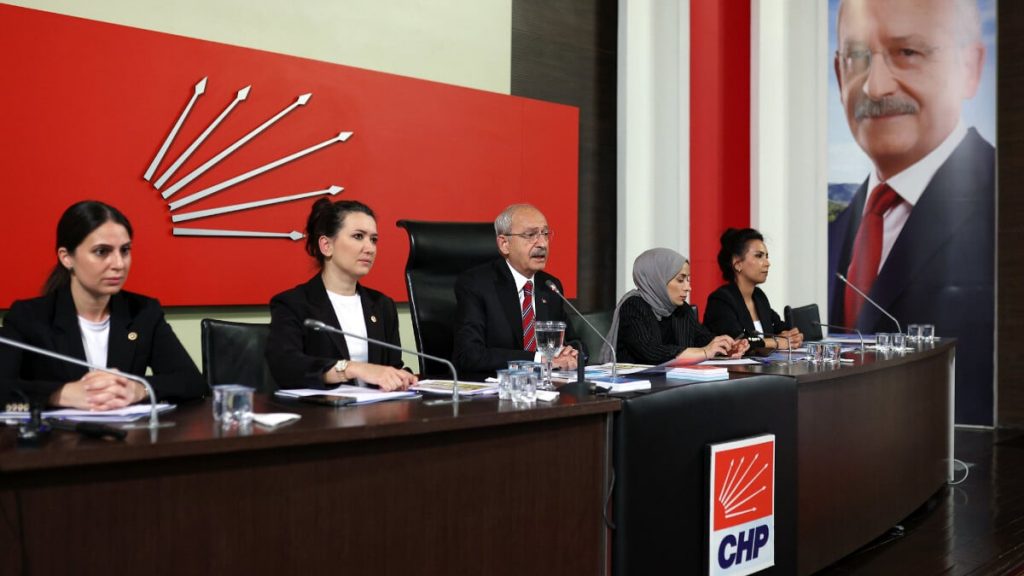 Kemal Kılıçdaroğlu’na Parti Meclisi’nden kurultay yetkisi