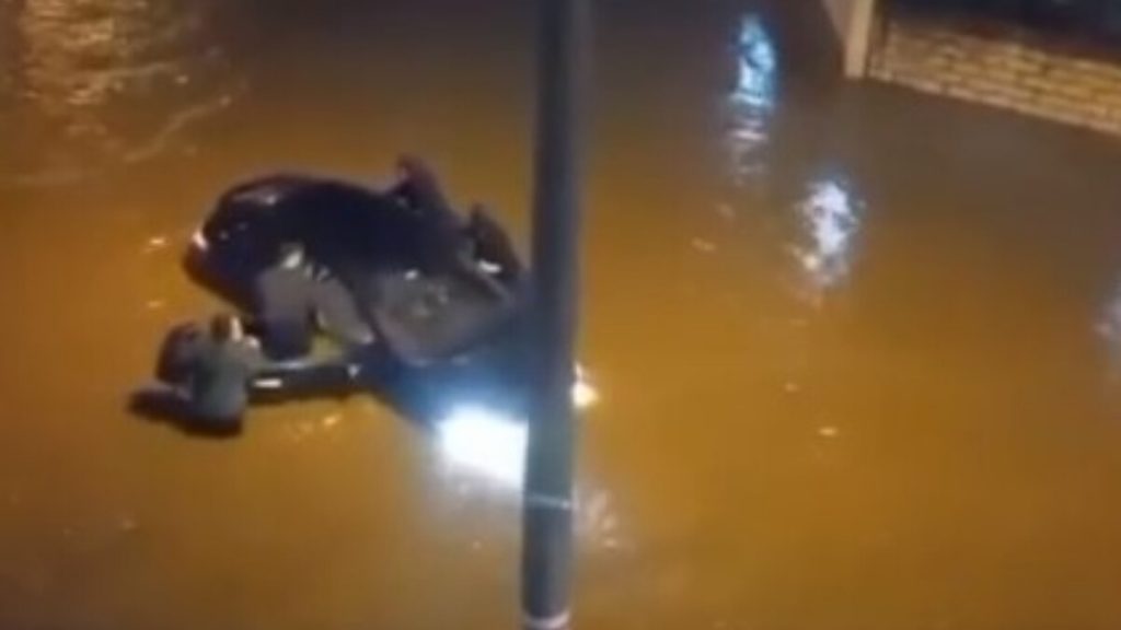 Kocaeli’de sağanak bastırdı: Otomobil suya gömüldü