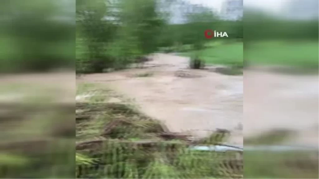 Ladik’te sel araçları böyle sürükledi
