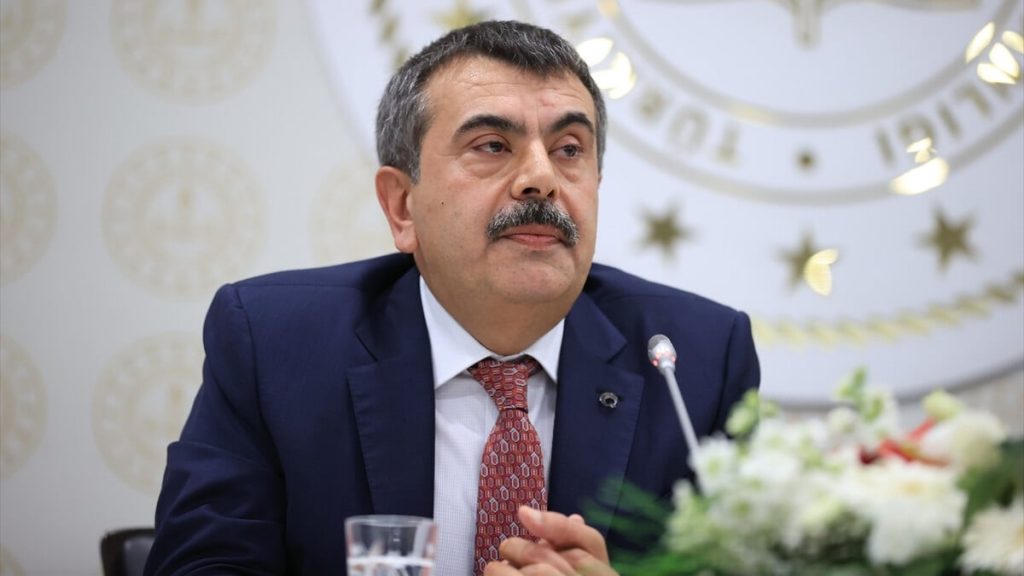 Milli Eğitim Bakanı Yusuf Tekin, okul ziyaretleriyle çalışmalara başladı
