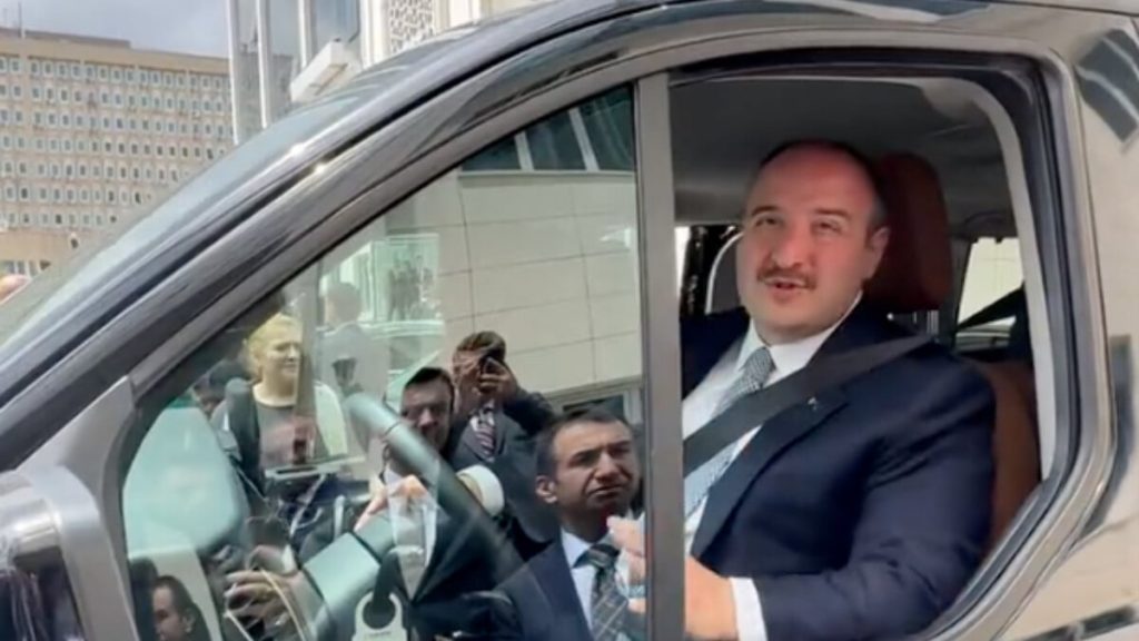 Mustafa Varank minibüsüyle Bakanlık binasından ayrıldı
