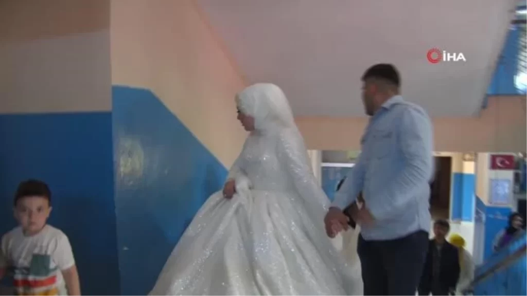Nikahtan çıktı, gelinlikle oy kullandı