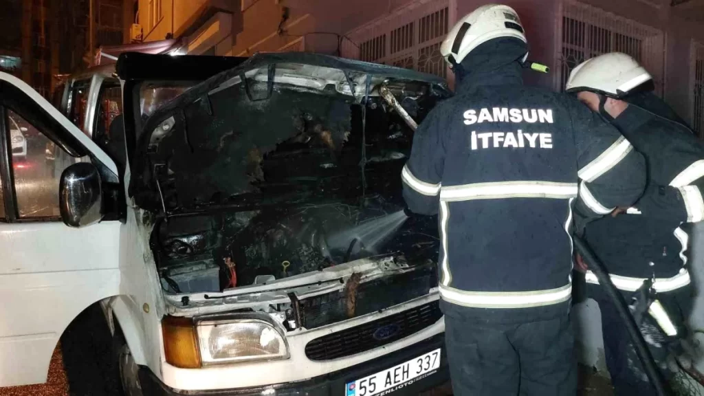 Park halindeki minibüste yangın çıktı