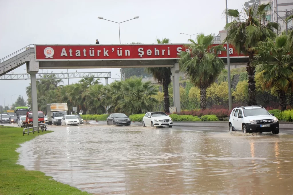Samsun yine sele teslim: Karayolu göle döndü