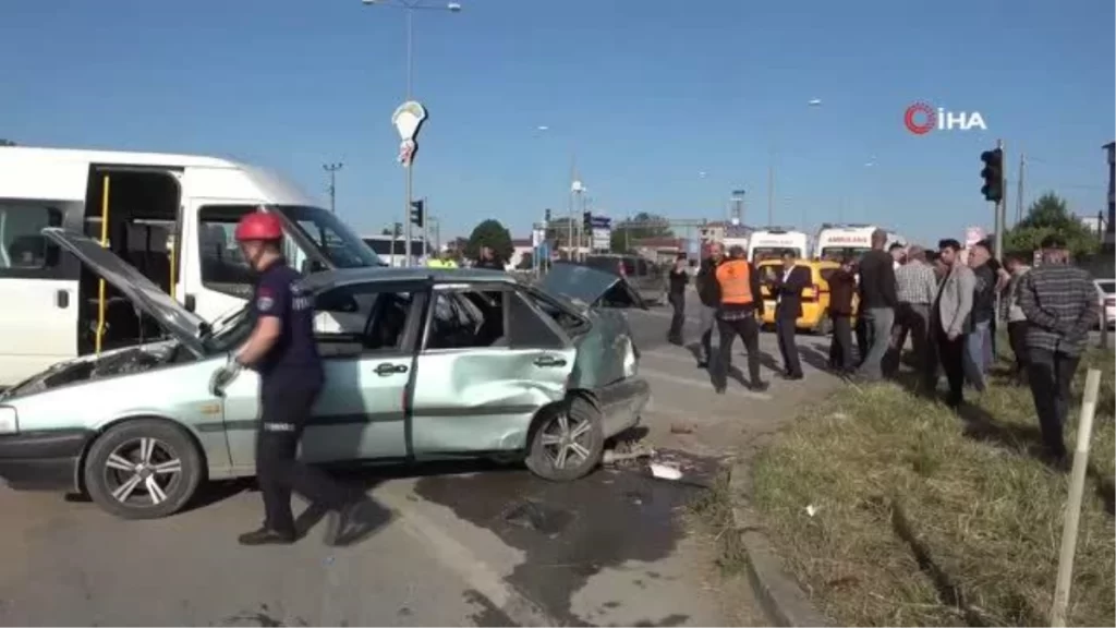 Samsun’da minibüs kavşakta iki araca çarptı: 7 yaralı