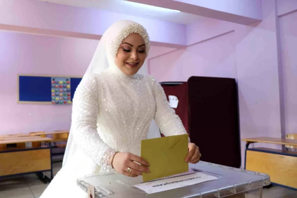 Samsun’da Nikah Sonrası Gelinlikle Oy Kullanma Şaşkınlığı