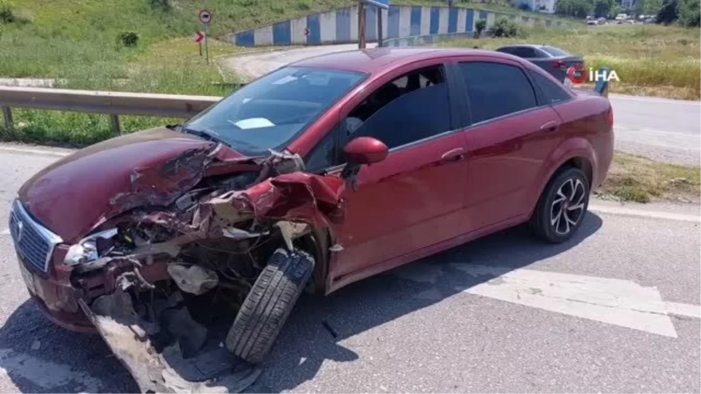 Samsun’da otomobil hafif ticari araçla çarpıştı: 2 yaralı