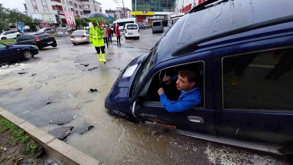 Samsun’da Sağanak Yağış Sel ve Çöküntülere Yol Açtı