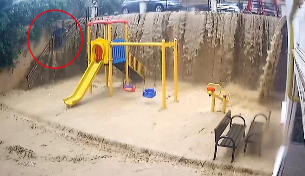 Samsun’da sel suları istinat duvarını devirdi, 5 araç hurdaya döndü