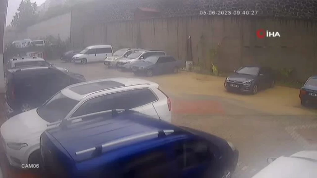 Samsun’da Sel Suları İstinat Duvarını Yıktı: 5 Araç Hurdaya Döndü