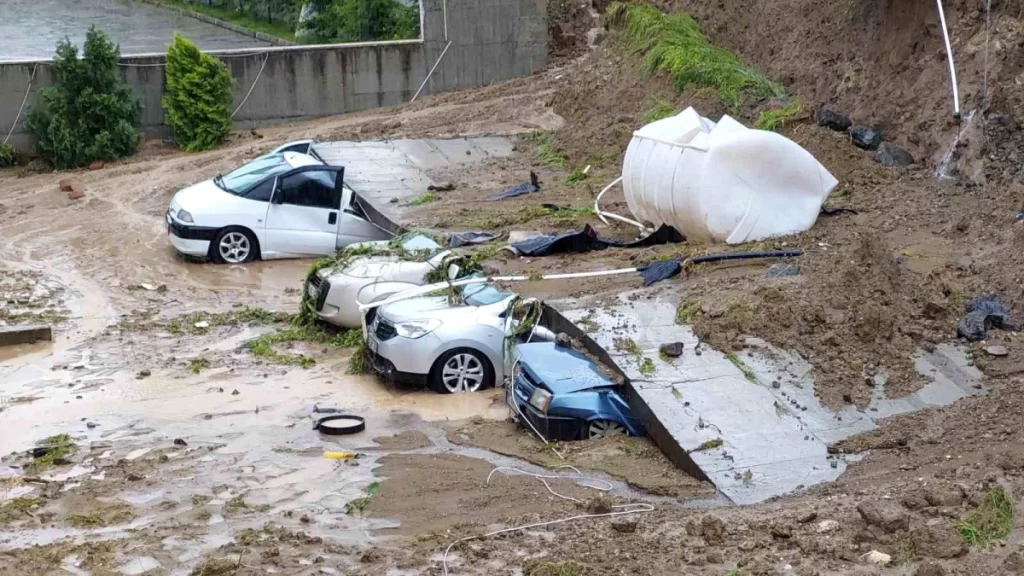 Samsun’da sel sularına dayanamayan sitenin otoparkındaki istinat duvarı 5 aracın üzerine devrildi