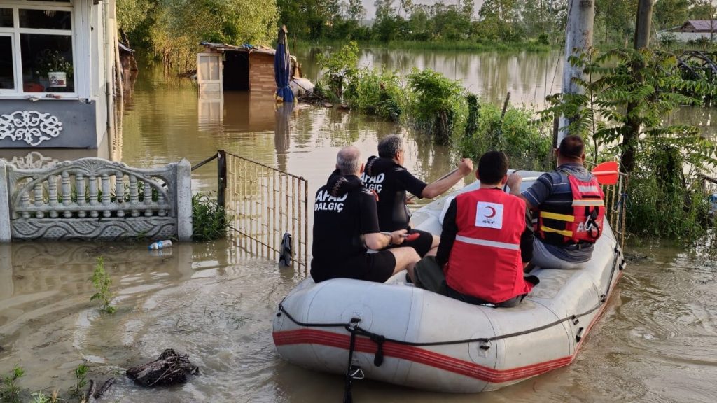 Samsun’da selzedelere AFAD botla erzak dağıttı