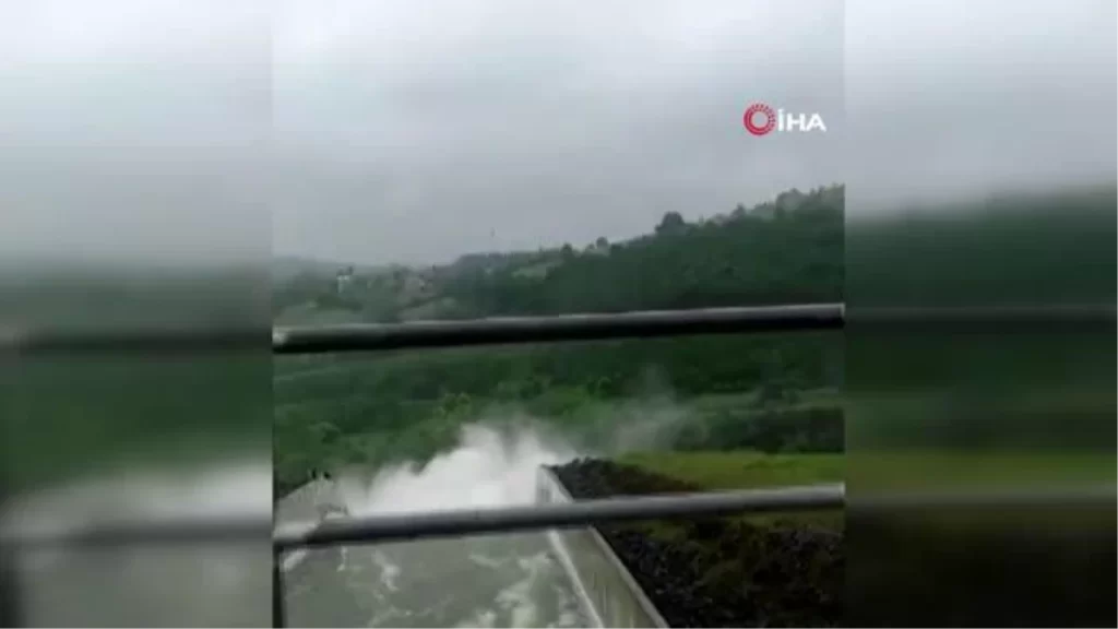 Samsun’da su seviyesi yükselen barajın kapakları açıldı