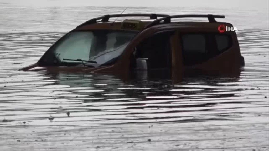 Samsun’da taksici selde aracıyla suyun içinde mahsur kaldı
