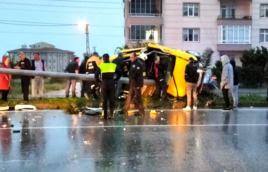 Samsun’da ticari taksi direğe çarptı: 2 yaralı