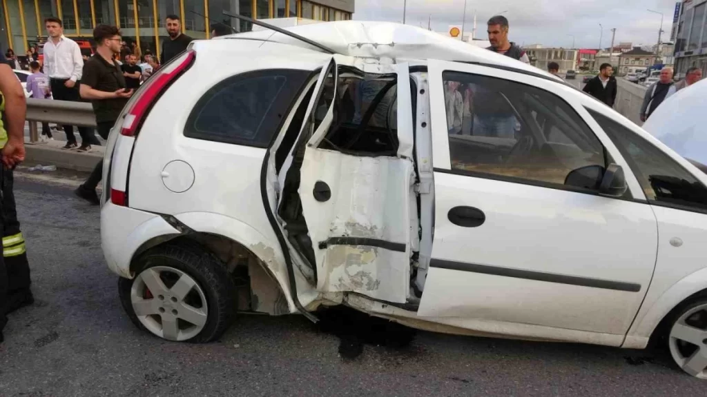 Samsun’da Yayaya Çarpmamak İçin Direksiyon Kıran Sürücü Bariyere Çarptı: 2 Yaralı