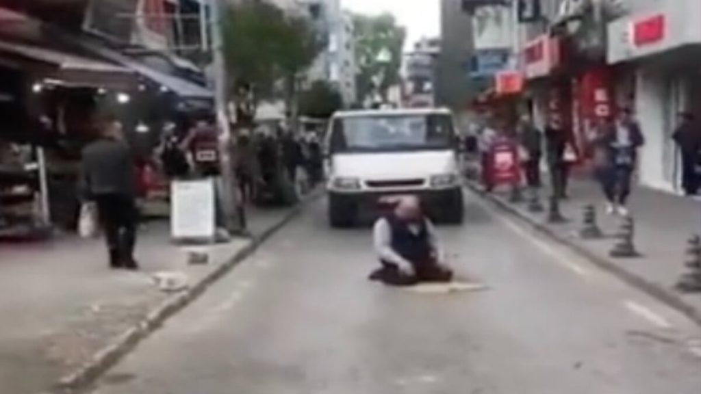 Samsun’da yolun ortasına seccadesini serdi, namaz kıldı