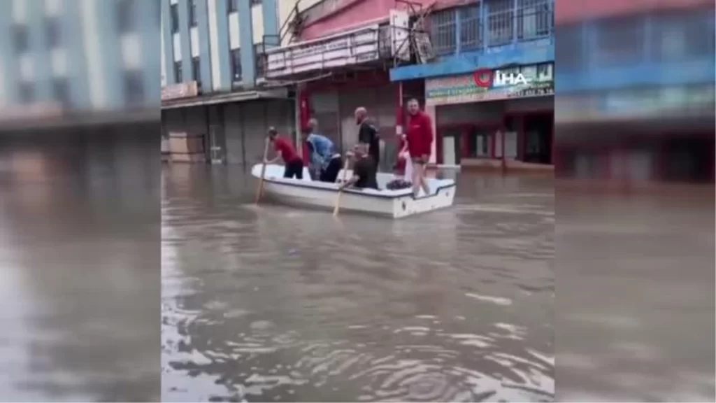 Samsun’u sel vurdu, sanayi esnafı kayıkla dolaştı