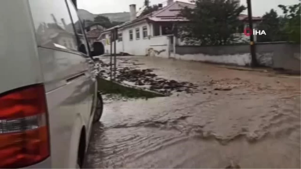 Samsun’un Ladik ilçesinde sağanak sonrası sokaklar dere gibi aktı