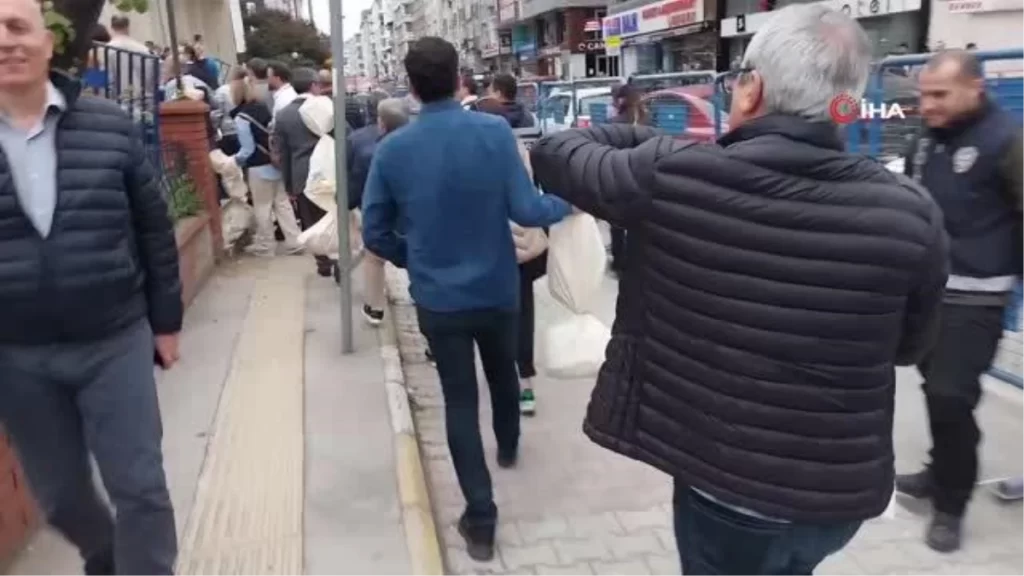 Seçim kurulunda oy çuvalı kuyruğu