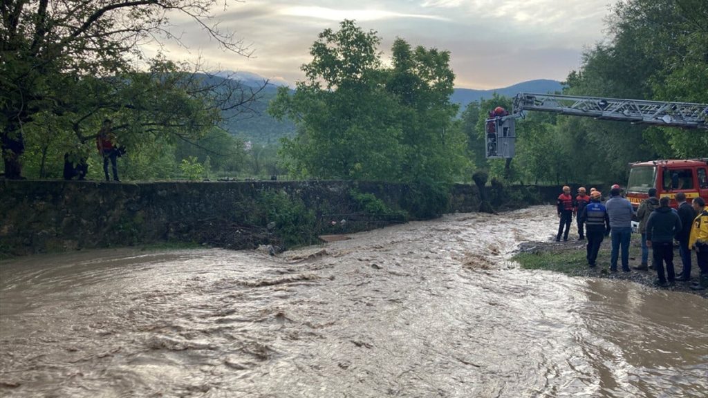 Şiddetli yağış, Karabük’te toprak kaymasına neden oldu