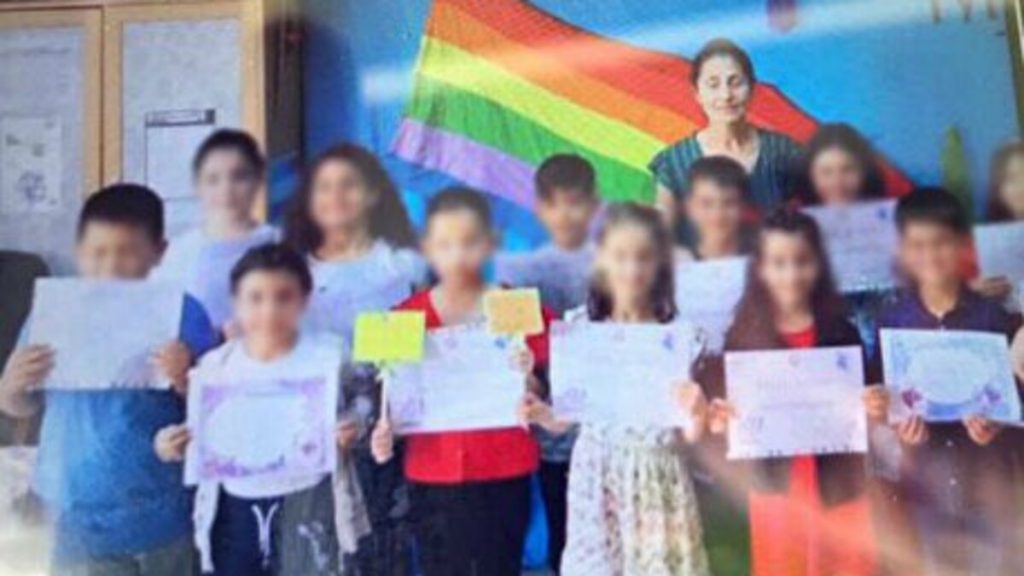 Silivri’de öğrencilerle LGBT bayrağı önünde fotoğraf çektirdi: Bakanlık harekete geçti