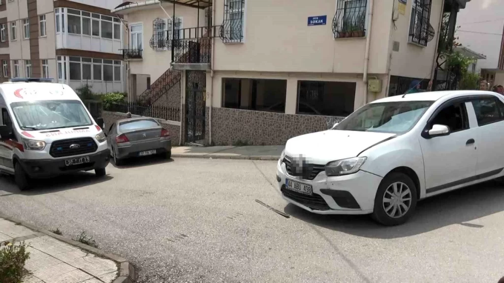 Sokak arasında otomobiller çarpıştı: 1 yaralı