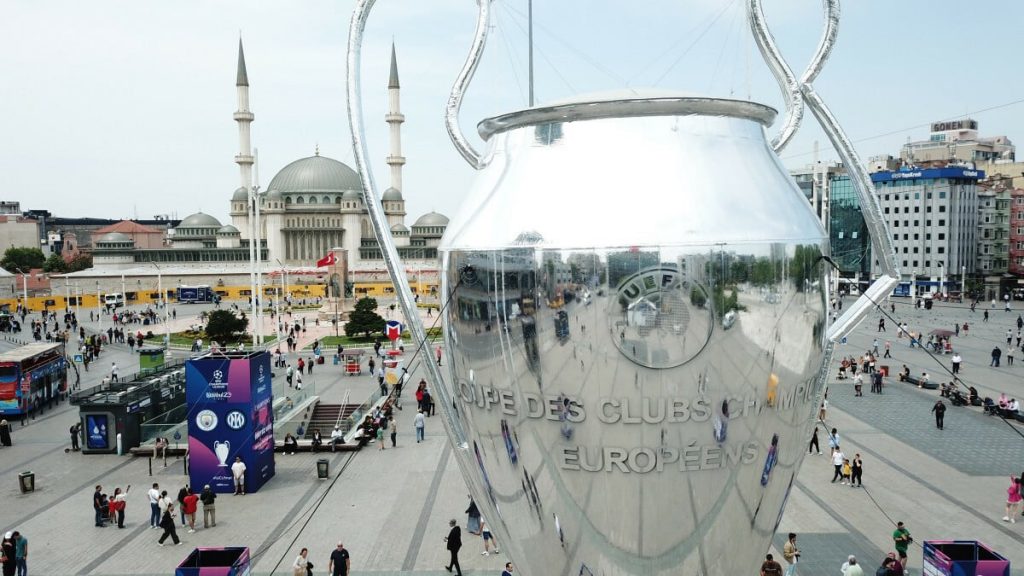 Taksim Meydanı’na dev kupa maketi getirildi: Vatandaşlar fotoğraf çekinmeyi ihmal etmedi