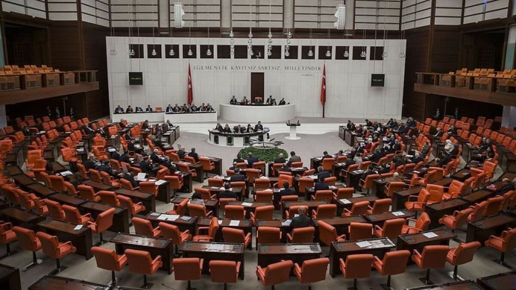 Türkiye’nin yeni bakanları Meclis’te yeminlerini etti