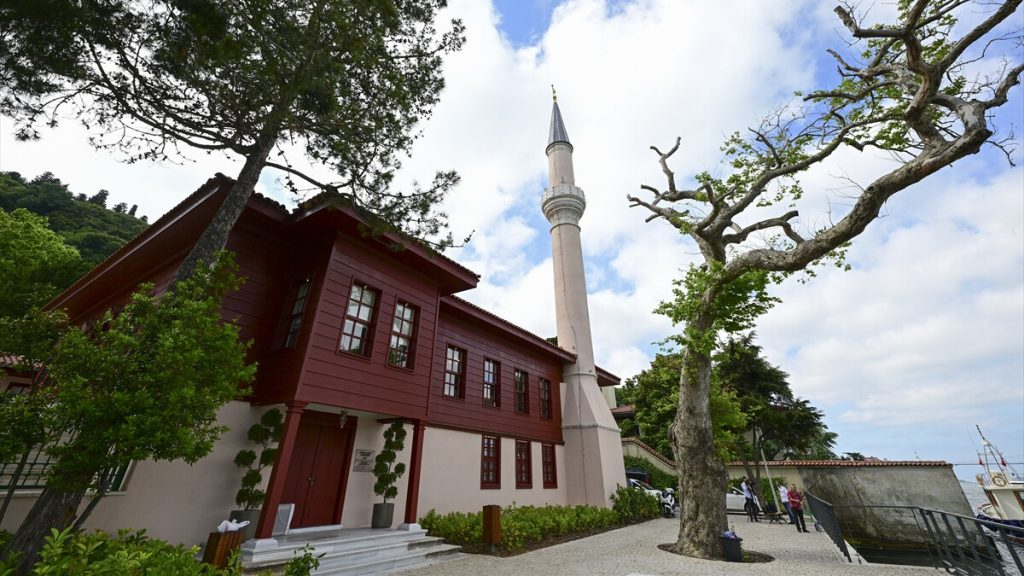 Üsküdar’da yangında hasar gören Vaniköy Camisi ibadete açıldı
