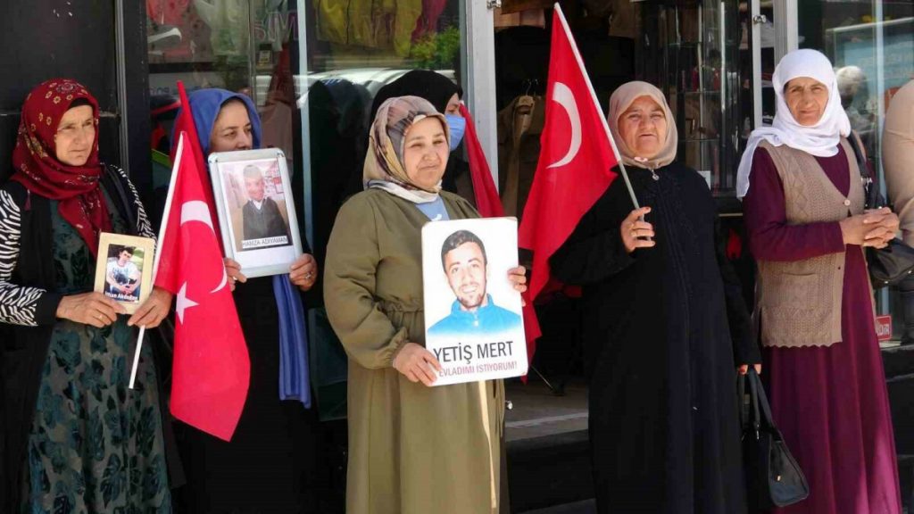 Van’da evlat nöbetindeki aileler çocuklarına seslendi