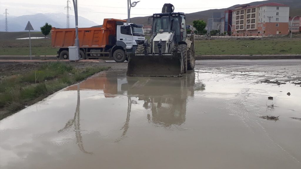 Van’da sağanak sonrası su taşkını yaşandı