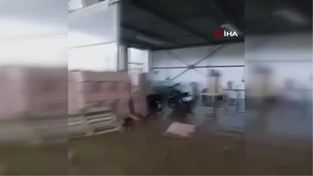 Vezirköprü’de sağanak etkili oldu: İş yerlerini su bastı
