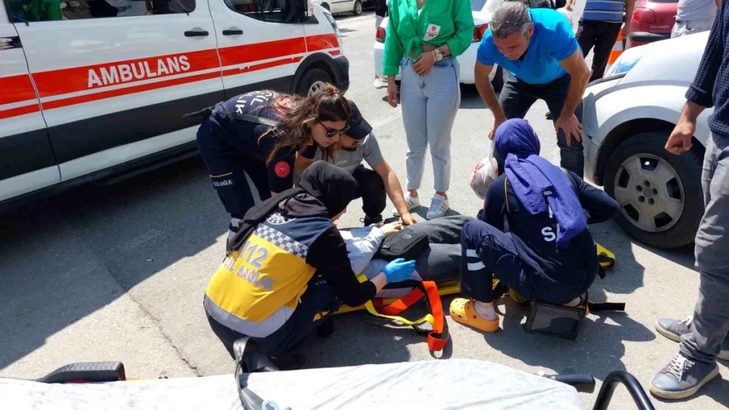Yolun karşısına geçmeye çalışan kadına araç çarptı: Kaza anı kamerada