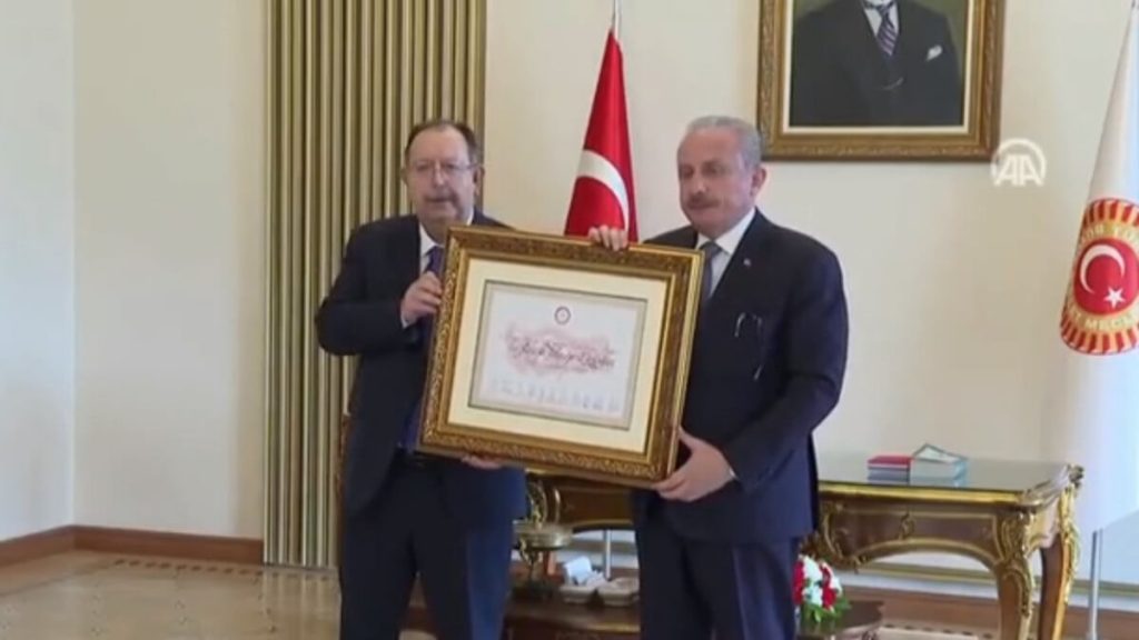 YSK Başkanı, Cumhurbaşkanı mazbatasını teslim etti